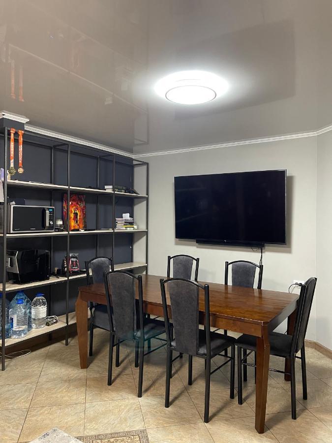 Fam_House Hotel Бишкек Екстериор снимка